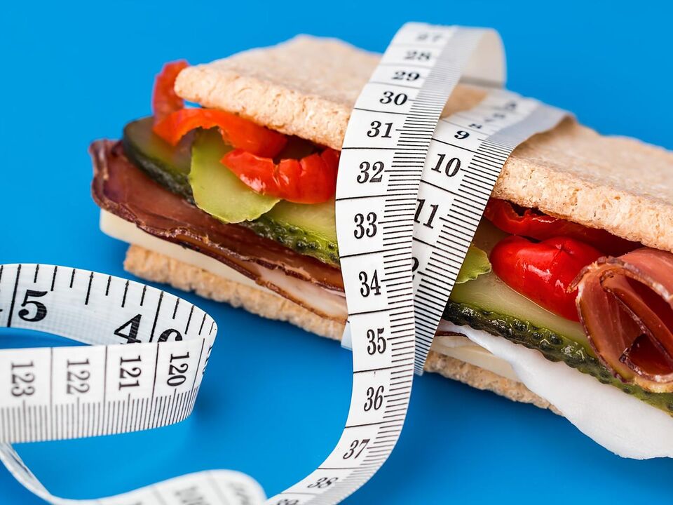бутерброды и сантиметры для 6-лепестковой диеты